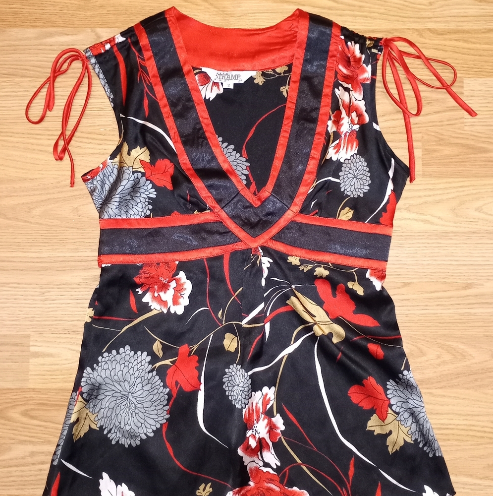 Tramp Silky top with red ties
